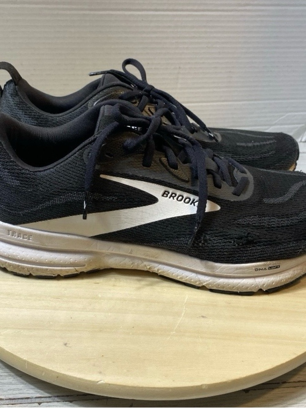Brooks Trace 4 men's Size 11.5  Running Shoes Black (W/faws)